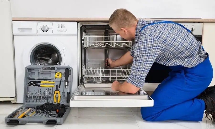 Darıca Buderus servisi teknisyen ekibi beyaz eşya tamiri yaparken